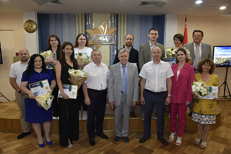 Награждение победителей конкурса фотографий, посвященного Году мира и созидания